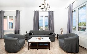 Spacious House With Seaview